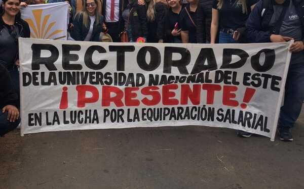 Diario HOY | Paro total en la Universidad Nacional del Este: docentes exigen nivelación salarial