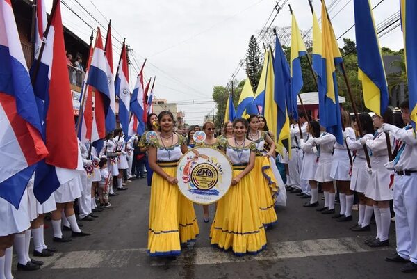 Luque: fanatismo y sentimiento sin igual por el “azul y oro” emocionó en desfile en honor a la Virgen del Rosario - Nacionales - ABC Color