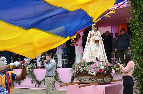 Colorido desfile: La Virgen cubre con su manto a la ciudad Azul y Oro •