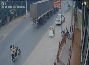 Video: adolescente de 15 años fallece tras caer de una moto y ser arrollada por un semirremolque - Nacionales - ABC Color