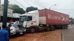 Camión de gran porte se lleva por delante a cuatro vehículos en Carapeguá - Policiales - ABC Color