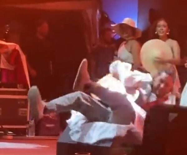 (VIDEO) La caída de conocido cantante en el escenario del Reciclarte