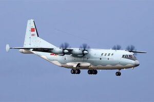 Avión militar chino se oculta bajo un avión comercial con destino a Taiwán - Informatepy.com