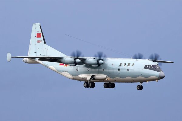 Avión militar chino se oculta bajo un avión comercial con destino a Taiwán - Informatepy.com