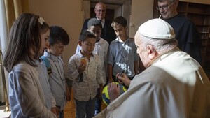 El Papa anuncia una reunión con niños de todo el mundo para "aprender" de ellos