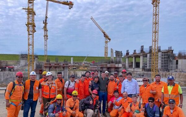 Santiago Peña verifica el progreso de obras en Aña Cuá