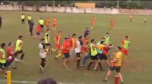 (VIDEO) ¡Moquete jefe en partido de liga Yuteña!
