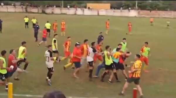 (VIDEO) ¡Moquete jefe en partido de liga Yuteña!