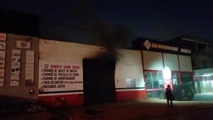 Vehículo quedó totalmente calcinado en incendio en un taller mecánico - ABC en el Este - ABC Color