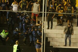 Versus / Enfrentamientos entre la hinchada de Guaraní y los policías en la previa del partido