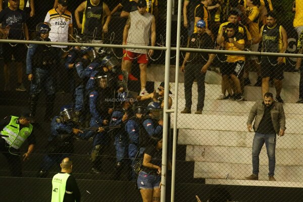 Versus / Enfrentamientos entre la hinchada de Guaraní y los policías en la previa del partido