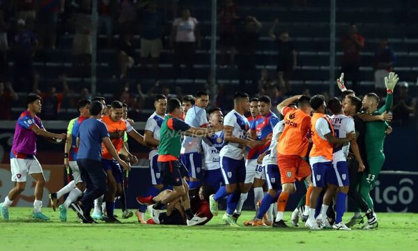 (VIDEO) Jean Fernandes incitó a los hinchas del Ameliano y todos saltaron a la cancha para garrotearlo