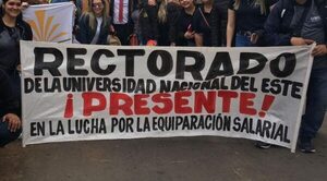 Docentes de la UNE van a paro total