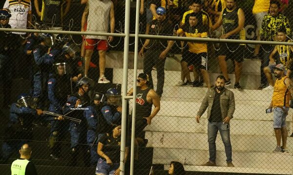 (VIDEO). Feroz enfrentamiento entre hinchas de Guaraní y polis