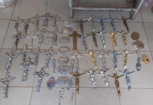 Diario HOY | Un ladrón en el cementerio: detenido con decenas de crucifijos y accesorios