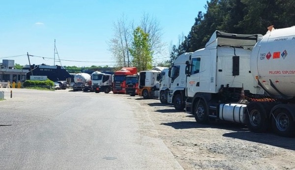 Diario HOY | Camiones esperan cargar gas, pero Argentina le dice no a Paraguay
