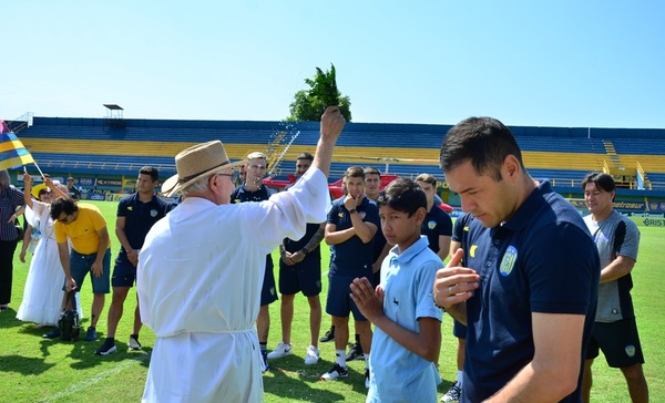 Con agua bendita buscan "resucitar" a Luqueño •