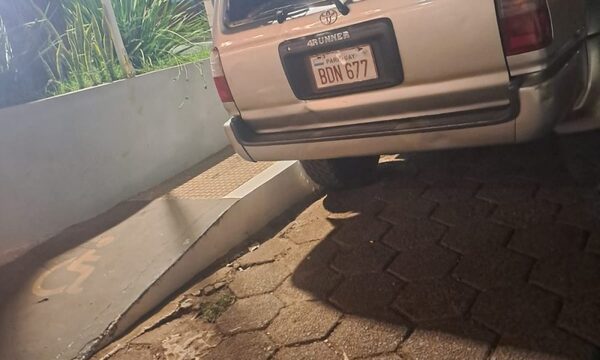 Incautan vehículo que molestaba a vecinos con música a todo volumen