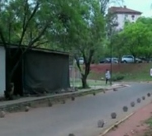 Roban vehículo del estacionamiento del Hospital de Clínicas - Paraguay.com