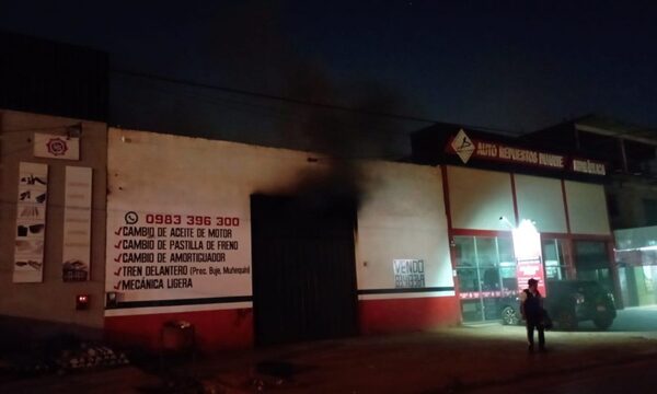 Diario HOY | Incendio en taller mecánico consume dos vehículos