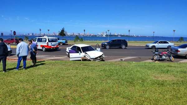 MINIBÚS Y VEHÍCULO PROTAGONIZAN ACCIDENTE EN LA COSTANERA DE ENCARNACIÓN