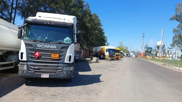 Camiones paraguayos siguen varados por no poder cargar gas de plantas argentinas - Noticiero Paraguay