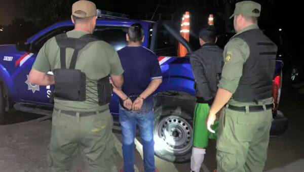 ¡Ah bueno! Estaban jugando y la policía entró a la cancha para llevarse preso a un arquero