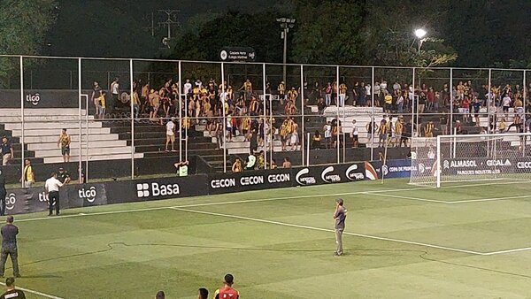 Comisario reconoce que hubo error de Policías al cruzar frente a hinchas | 1000 Noticias
