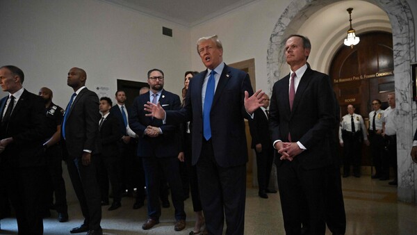 Trump denunció "farsa" judicial al comparecer en el primero de una larga serie de juicios