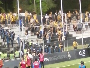 Barras de Guaraní critican despliegue policial en estadio de Libertad · Radio Monumental 1080 AM