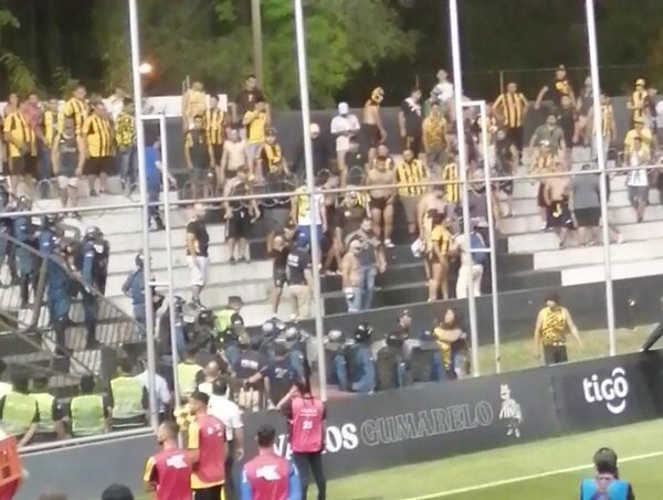 Barras de Guaraní critican despliegue policial en estadio de Libertad · Radio Monumental 1080 AM