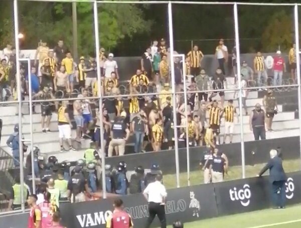 Una "fricción" habría desatado el ataque de cascos azules a hinchas de Guaraní · Radio Monumental 1080 AM