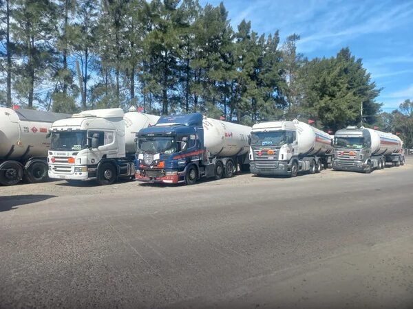 Siguen sin cargar GLP a camiones que esperan desde hace 10 días en refinería de Argentina - Economía - ABC Color
