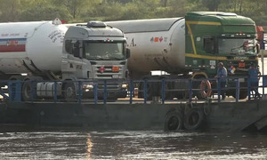 Camiones paraguayos siguen varados por no poder cargar gas de plantas argentinas