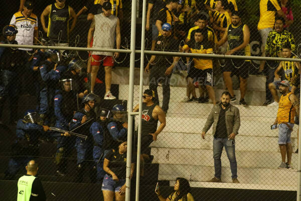 [VIDEO] Grabaron el momento exacto en que cascos azules dispararon a la hincha de Guaraní