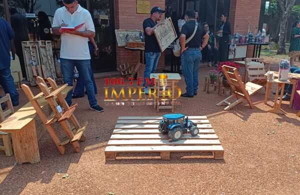 Reclusos de la Penitenciaría exhiben sus productos artesanales frente al Palacio de Justicia - Radio Imperio 106.7 FM