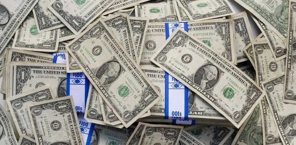 Argentina anticipa la dolarizaci贸n preelectoral y el "d贸lar blue" trepa a los 800 pesos - Revista PLUS