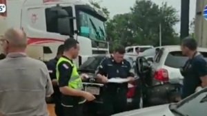 Camión queda sin frenos y arrastra a cuatro vehículos en Carapeguá - Noticiero Paraguay