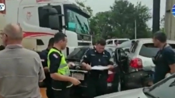 Camión queda sin frenos y arrastra a cuatro vehículos en Carapeguá - Noticiero Paraguay