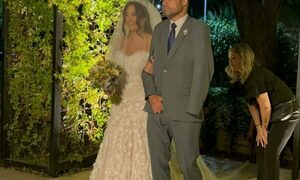 Ex pelotero entregó a su hija en el altar