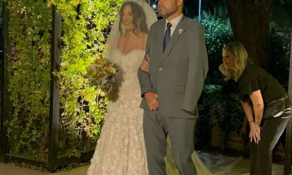 Ex pelotero entregó a su hija en el altar