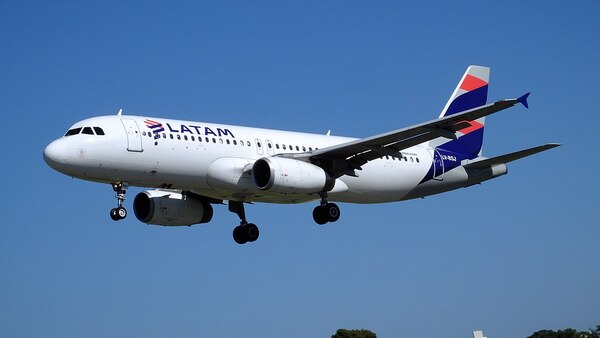 Latam reasigna m谩s de un millar de asientos a pasajeros de la empresa ecuatoriana Equair - Revista PLUS