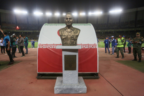 Versus / El equipo de Benzema se negó a jugar debido a la presencia del busto de un general muerto
