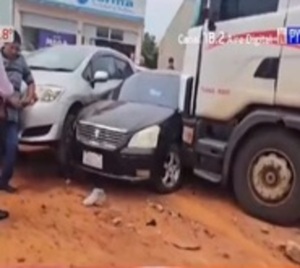 Camión sin frenos arrastra a otros vehículos en Paraguarí - Paraguay.com