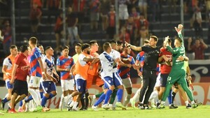 Jean, a jugadores de Ameliano: "Tranqui muchachos, tengo remera para todos"