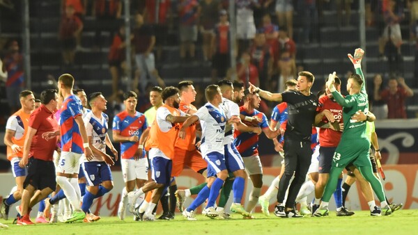 Jean, a jugadores de Ameliano: "Tranqui muchachos, tengo remera para todos"