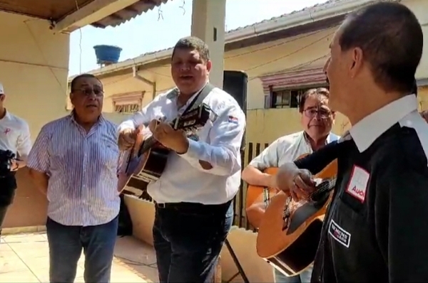 Gobernador sigue actuando de "artista" mientras niños sin almuerzo y merienda en Amambay