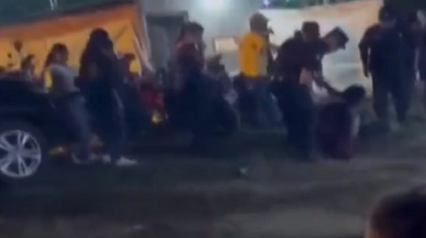 (VIDEO). Policía garrotea a un jinetero y la gente tuvo que intervenir para defenderlo