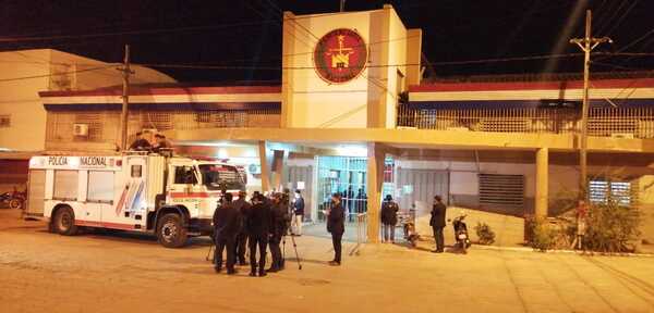 Diario HOY | Tenso ambiente en Tacumbú: entre reclamo de reos y familiares agreden a periodistas