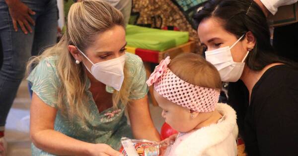 La Nación / Primera dama visitó y conoció proyecto para atención de niños con cáncer del Hospital de Clínicas